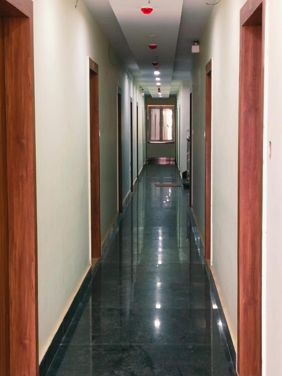 Hotel Shree Radha Krishna Benares Buitenkant foto